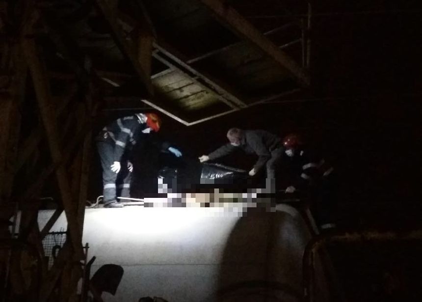 Un băiat de 12 ani a murit carbonizat, după ce s-a urcat pe o garnitură de tren, în gara din Petroşani