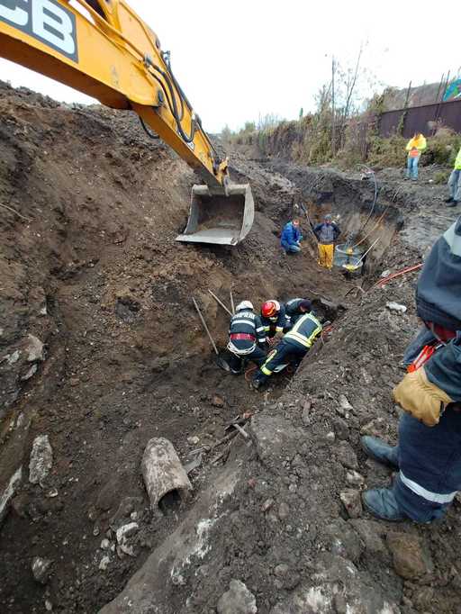 Două persoane, surprinse sub un mal de pământ, în Râmnicu Vâlcea/ Muncitorii făceau săpături pentru reţeaua de canalizare