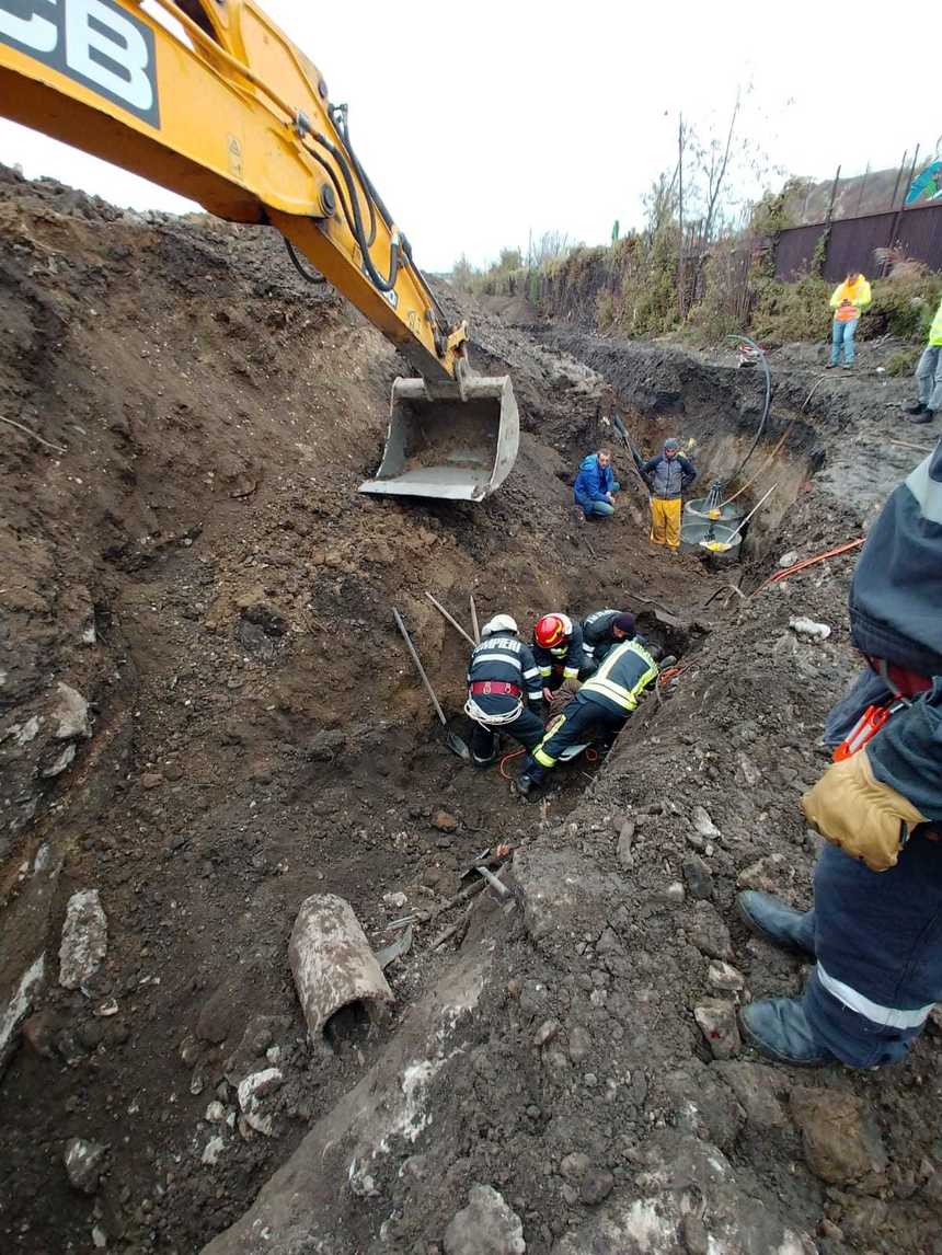 Două persoane, surprinse sub un mal de pământ, în Râmnicu Vâlcea/ Muncitorii făceau săpături pentru reţeaua de canalizare