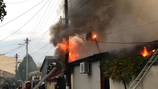 Incendiu care afectează patru imobile din Bucureşti; nu sunt semnalate victime - FOTO/ VIDEO