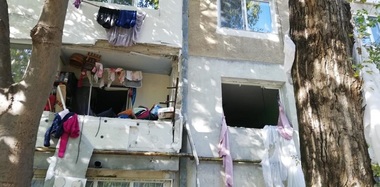 Explozie într-un bloc din Slobozia - 20 de persoane au fost evacuate, iar o femeie de 72 de ani cu arsuri pemâini şi pe faţă a fost transportată la spital - FOTO