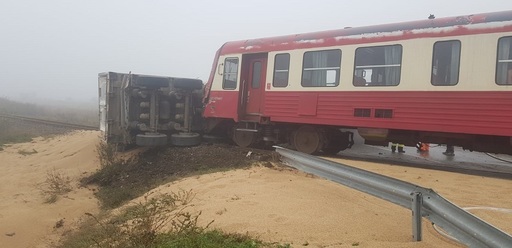 Timiş: Camion încărcat cu cereale, lovit de un tren. Cabina autotrenului a luat foc - FOTO
