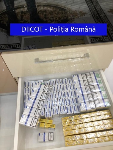 Percheziţii în Satu Mare şi Bihor, la o grupare specializată în contrabandă cu ţigări din Ucraina şi cămătărie/ Membrii acesteia au obţinut astfel averi importante - VIDEO