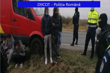 Timiş: 14 persoane suspectate de trafic de migranţi, audiate de procurorii DIICOT, în urma a 16 percheziţii