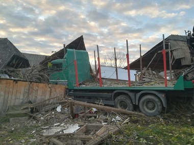 Neamţ: Un autotren a intrat într-o locuinţă, pe care a distrus-o. O fată de 16 ani a fost prinsă sub dărâmături, fiind dusă la spital - FOTO
