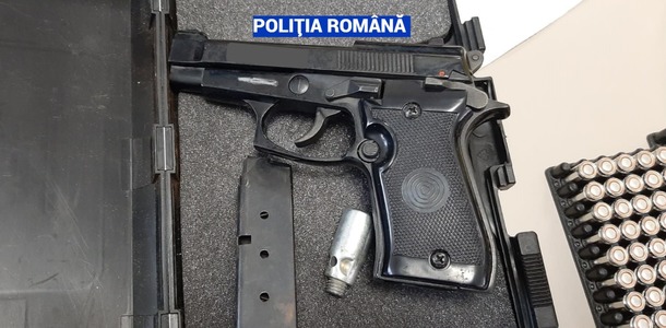 Unsprezece arme deţinute ilegal şi 300 de cartuşe, descoperite de poliţiştii români în cadrul unei acţiuni derulate la nivel european