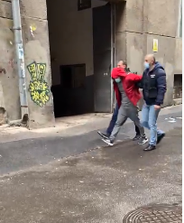 Un bărbat suspectat că ar fi autorul jafului comis la o bancă din Bucureşti, prins pe o stradă din Sectorul 3 - VIDEO