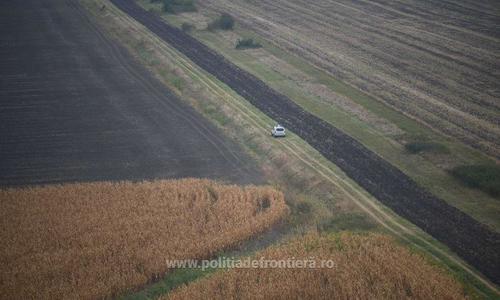 Grup de peste 100 de migranţi care se îndreptau dinspre Serbia spre graniţa cu România, observat de poliţiştii de frontieră