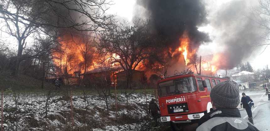 UPDATE - Vrancea: Incendiu la o casă de vacanţă din localitatea Soveja; traficul pe DN 2L este oprit pentru a permite intervenţia pompierilor/ Mai multe persoane, între care doi pompieri, au avut nevoie de îngrijiri medicale - FOTO