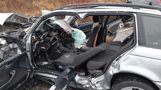 Gorj: Un mort şi doi răniţi, într-un accident rutier produs pe DN 67/ Traficul în zonă este restricţionat