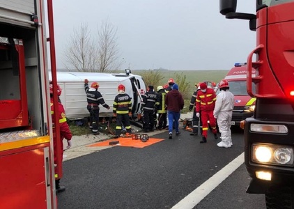 Accident pe autostradă, în judeţul Alba – O persoană a murit, după ce un microbuz cu 7 pasageri s-a răsturnat