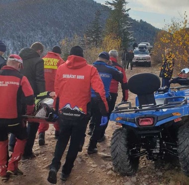 Alba: Intervenţie a jandarmilor şi a Salvamont după ce o persoană a căzut cu ATV-ul într-o prăpastie. Victima a fost transportată la spital cu elicopterul SMURD - FOTO, VIDEO