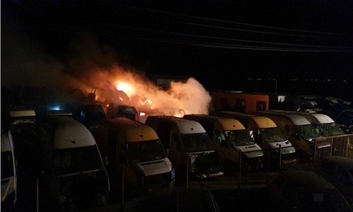 Buzău:  27 de autoturisme au ars într-un un parc auto - FOTO
