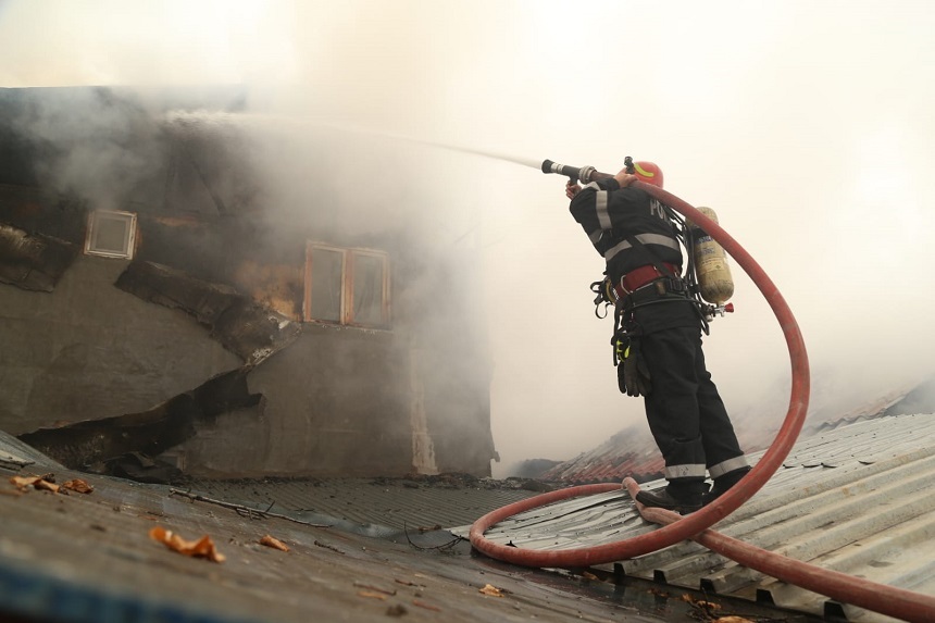 Incendiu în Capitală: Patru imobile au fost afectate. Trei persoane au avut nevoie de îngrijiri  - FOTO