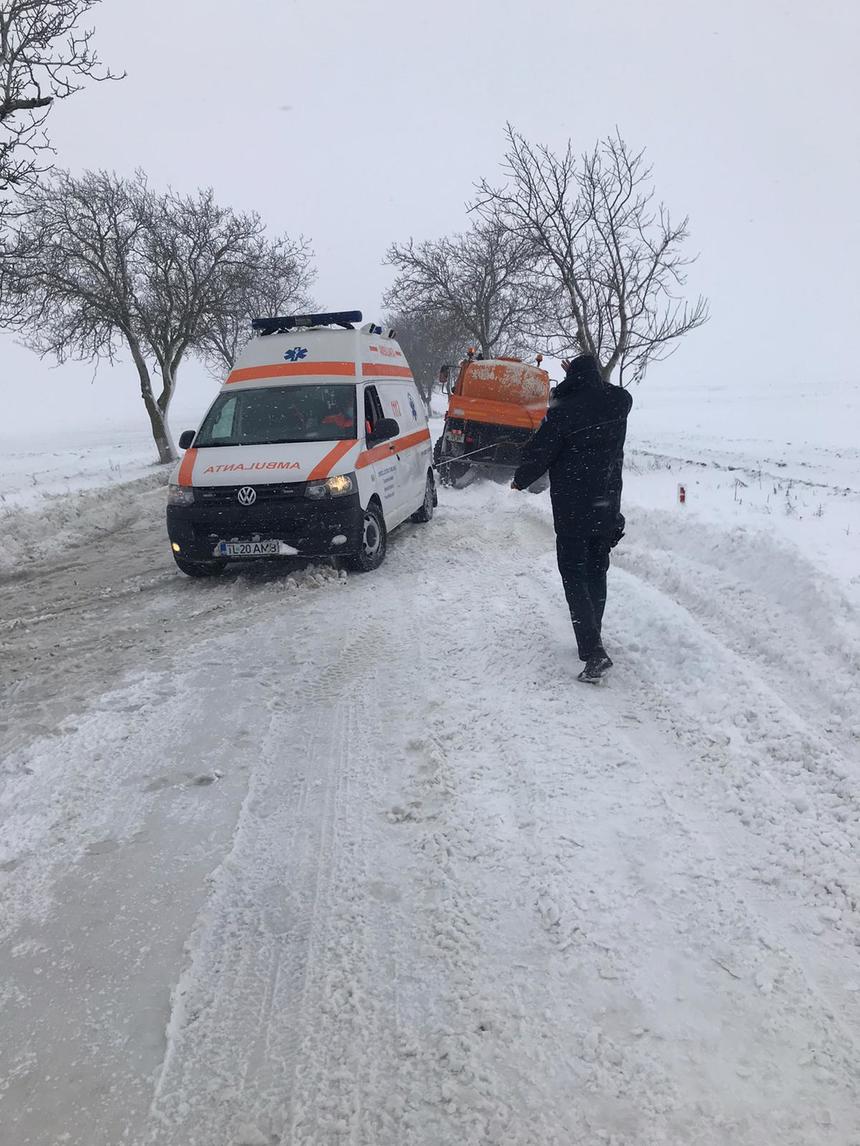 Tulcea: Ambulanţă care transporta la spital o femeie însărcinată, blocată în zăpadă. Jandarmii au intervenit pentru deszăpezire 