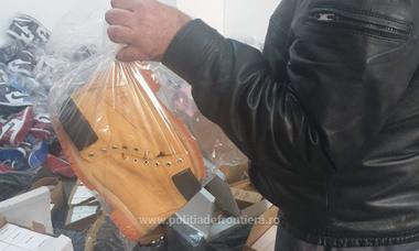 Mii de parfumuri şi perechi de încălţăminte, posibil contrafăcute, ridicate de poliţiştii de frontieră de la Giurgiu/ Valoarea estimată a bunurilor, peste 1,2 milioane de lei
