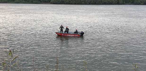 UPDATE - Braşov: Intervenţie pentru scoaterea trupului unei femei din Lacul Noua; cel mai probabil, victima se afla în apă de mai mult timp, fiind găsită sub gheaţa formată