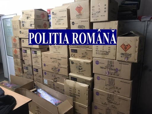 O tonă de articole pirotehnice, confiscate de poliţiştii din Bacău de la un bărbat care le transporta, fără a avea documente pentru marfă