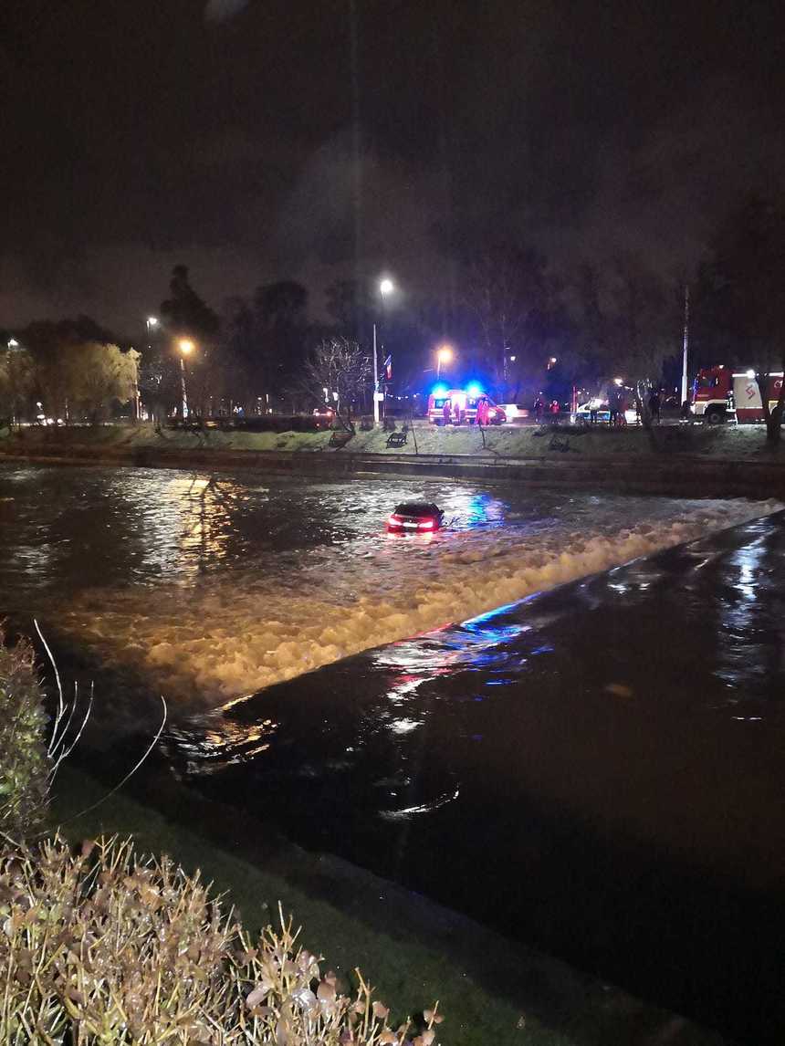 Cluj-Napoca: O maşină s-a răsturnat în râul Someş; şoferul, în vârstă de 30 de ani, a fost salvat de pompieri