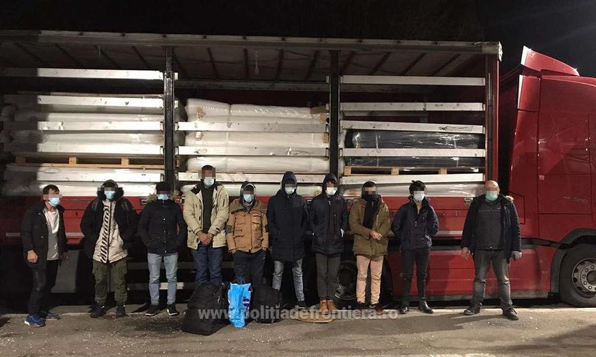 Nouă cetăţeni afgani, solicitanţi de azil în România, prinşi de poliţiştii de frontieră când încercau să treacă ilegal în Ungaria, într-un camion cu textile - VIDEO