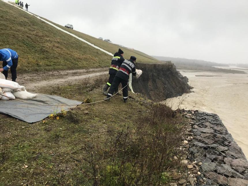 UPDATE - Prahova: Nouă avertizare hidrologică cod portocaliu pe râul Teleajen, unde sâmbătă un dig a cedat în apropierea unei rampe de gunoi/ Pompierii lucrează pentru securizarea digului, alături de forţe ale MApN - FOTO/ VIDEO