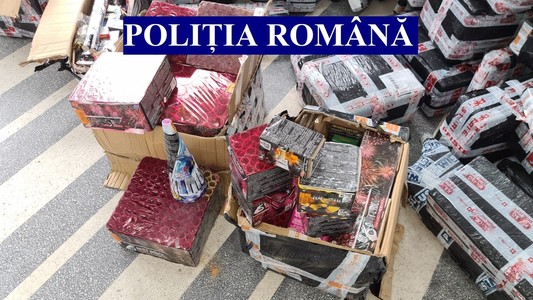 Peste şapte tone de obiecte pirotehnice interzise au fost confiscate de poliţişti 