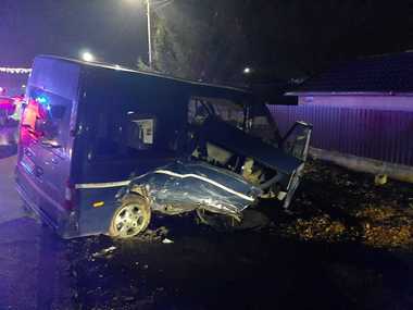 Patru răniţi, după ce un microbuz şi un autoturism s-au ciocnit pe un drum judeţean din Buzău - FOTO