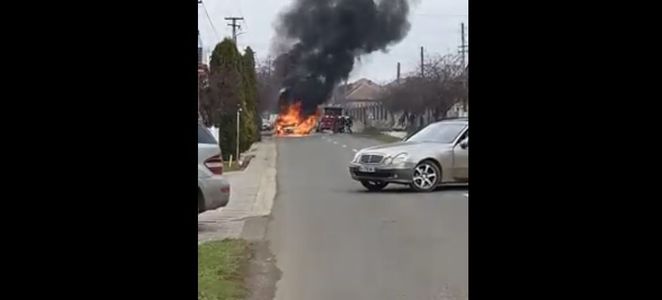 Maşină cuprinsă de flăcări, la Arad. Incendiul nu s-a soldat cu victime - VIDEO