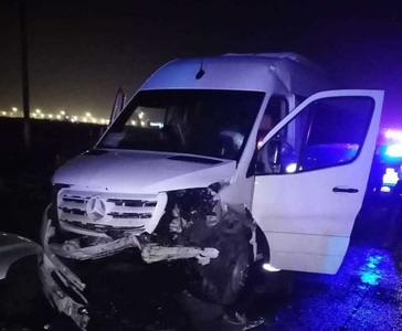 Şase persoane, rănite într-un accident în care au fost implicate un autoturism şi un microbuz cu pasageri, în Giurgiu - FOTO