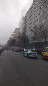 UPDATE - Incendiu într-un apartament situat la etajul 6 al unui bloc de pe Şoseaua Colentina, din Capitală / Incendiul a fost stins / Mai multe persoane au devenit violente, trei dintre ele fiind duse la audieri - FOTO