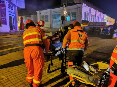 Incendiu puternic într-un bloc din Botoşani. 23 persoane, între care şi trei copii, au fost evacuate. O femeie în vârstă şi un bebeluş au fost transportaţi la spital  - FOTO
