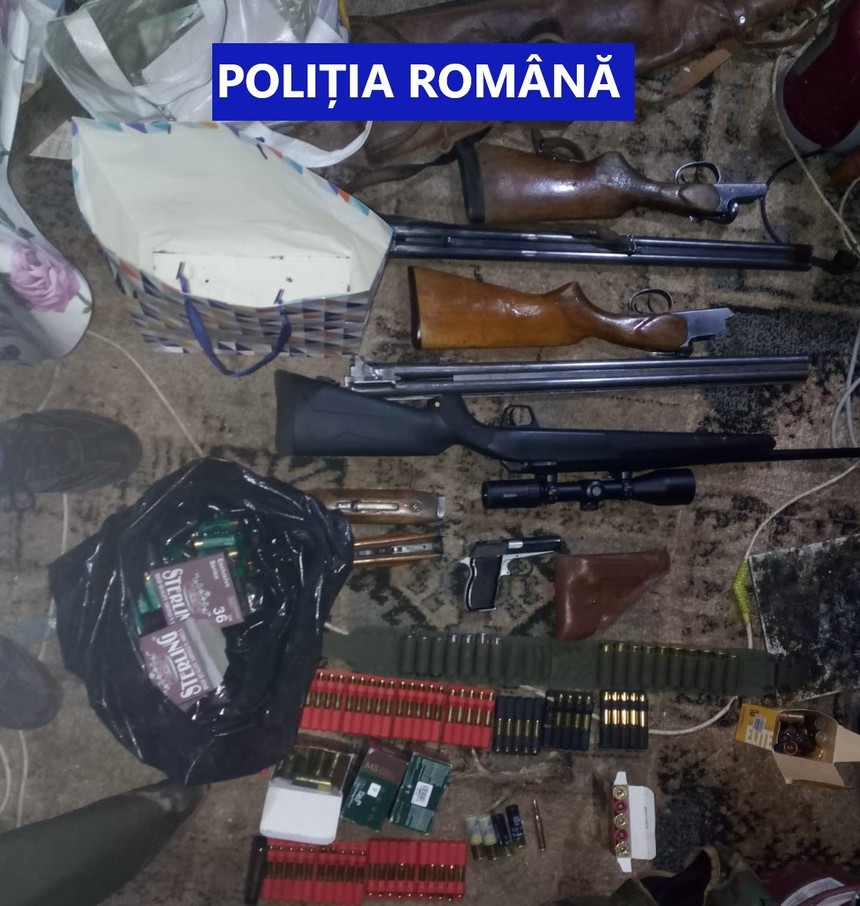 Botoşani: 14 arme, dintre care 12 letale, găsite de poliţişti în urma unor percheziţii