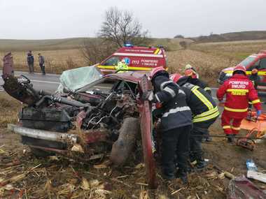 Braşov: Două persoane au murit şi alte şase au fost rănite într-un accident în care au fost implicate un autoturism şi un microbuz/ Un copil de 3 ani este în comă - FOTO, VIDEO
