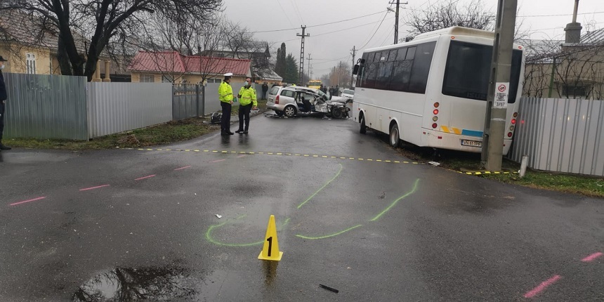 Vrancea - Microbuz cu cinci călători implicat într-un accident. Două persoane au rămas încarcerate - FOTO