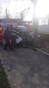 Accident pe Şoseaua Petricani din Bucureşti – O persoană a avut nevoie de îngrijiri medicale, după ce un autoturism şi un tramvai s-au ciocnit/ Tramvaiul a deraiat - FOTO