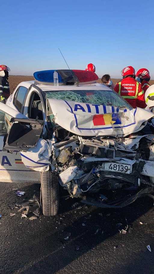 UPDATE - Judeţul Olt - O maşină de poliţie şi o ambulanţă s-au ciocnit, doi poliţişti fiind răniţi grav. Ambele echipaje interveniseră la acelaşi caz, preluarea unei persoane cu un comportament violent, rănită şi ea în accident