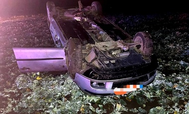 Ialomiţa: Un bărbat a murit şi alte patru persoane au fost rănite, după ce maşina în care se aflau s-a răsturnat pe un câmp - FOTO