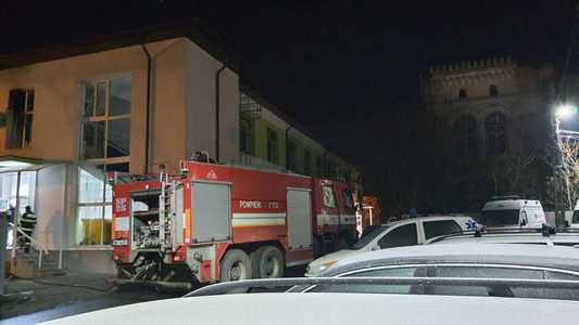 Incendiu la Secţia de Psihiatrie a Spitalului Municipal Roman/ 17 pacienţi au fost evacuaţi/ Doi pacienţi şi două cadre medicale, transportaţi la Urgenţe după ce au suferit uşoare intoxicaţii cu monoxid de carbon - FOTO
