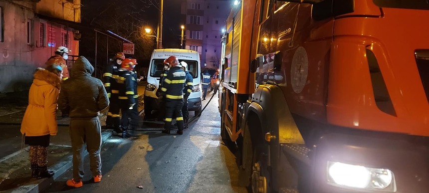 UPDATE - O femeie a murit şi alte 46 de persoane au fost evacuate, în urma unui incendiu izbucnit într-un bloc din Baia Mare/ Poliţiştii fac cercetări în acest caz - FOTO