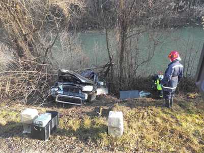 Maşină cu două persoane la bord, căzută în albia râului Someş; pasagerii au reuşit să iasă, dar au suferit multiple leziuni