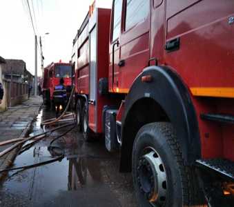 Cluj: Explozie urmată de incendiu, la o casă din Câmpia Turzii; o femeie de 80 de ani a fost găsită moartă, iar un bărbat a fost rănit