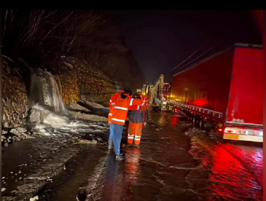 UPDATE - Circulaţie rutieră afectată de vremea nefavorabilă pe Valea Oltului şi pe drumul de acces către staţiunea Rânca. Circulaţie feroviară întreruptă la Călimăneşti / Precizările CFR Călători / Anunţul IGSU - VIDEO, FOTO