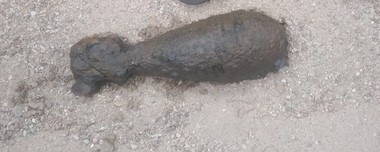 Bombă de artilerie, descoperită în Cimitirul Municipal "Rulikowski" din Oradea; pirotehnicienii de la ISU au ridicat muniţia, pentru a fi distrusă

