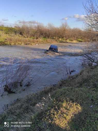 Vâlcea: Bărbat salvat de pompieri după ce autoturismul cu care încerca să traverseze un pârâu a fost acoperit de viituri 
