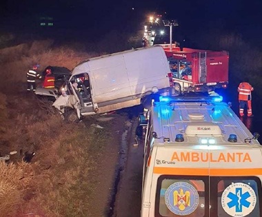 Trei răniţi, după ce o maşină şi un microbuz s-au ciocnit, în judeţul Arad/ Victimele au fost încarcerate