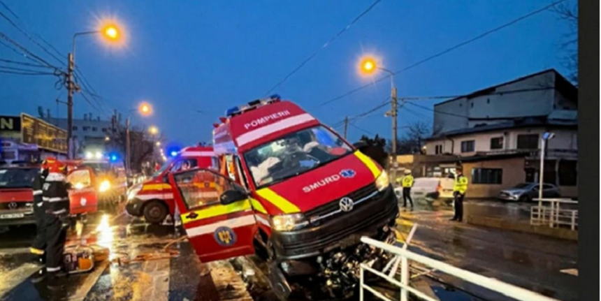 UPDATE - O ambulanţă SMURD a lovit un refugiu de tramvai, în Capitală. Trei persoane au fost rănite. Circulaţia tramvaielor, oprită