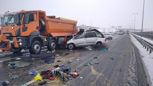 Trei persoane au decedat şi una a fost rănită grav pe A1, în apropiere de Sibiu, după ce un autoturism a lovit un utilaj de deszăpezire - FOTO