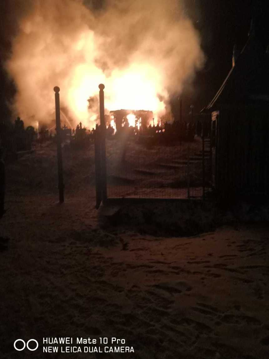 UPDATE - Suceava: Incendiu puternic la biserica de lemn din satul Brodina de Sus; focul a cuprins şi clopotniţa - FOTO, VIDEO
