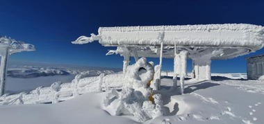 Persoană în stare de ebrietate găsită de salvamontişti sub zăpadă, pe domeniul schiabil din Sinaia
