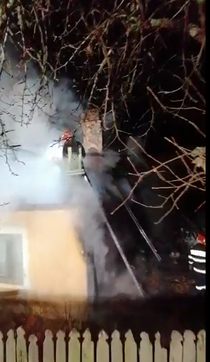 Argeş: Locuinţă cuprinsă de flăcări, probabil din cauza coşului de fum - VIDEO